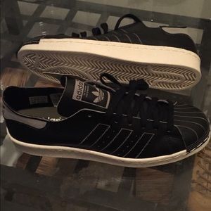 Adidas classic look brand new size 9